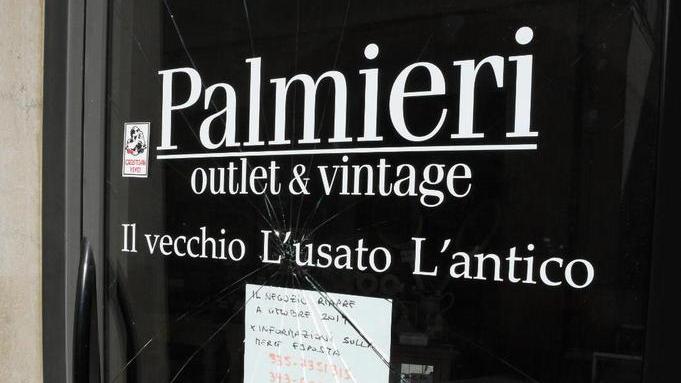 Vandali di notte spaccano la vetrata dell’outlet Palmieri