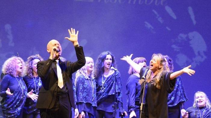 Intrecci di telai, letture d’autore e musica E il “rifiuto” più bizzarro sarà premiato