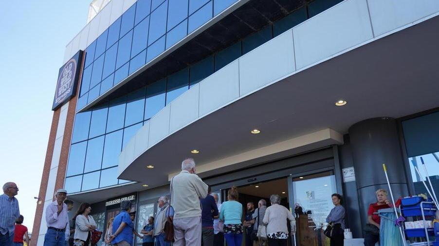 Principio di incendio Centro commerciale evacuato per il fumo