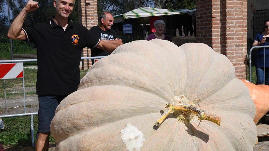Peperoncini e zucche giganti a La Rotta per la Fiera dei fischi e delle campanelle