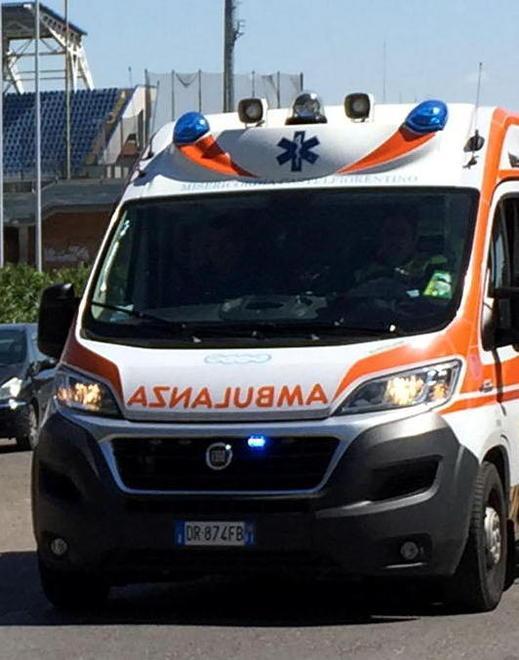 In prognosi riservata automobilista finito contro un albero 