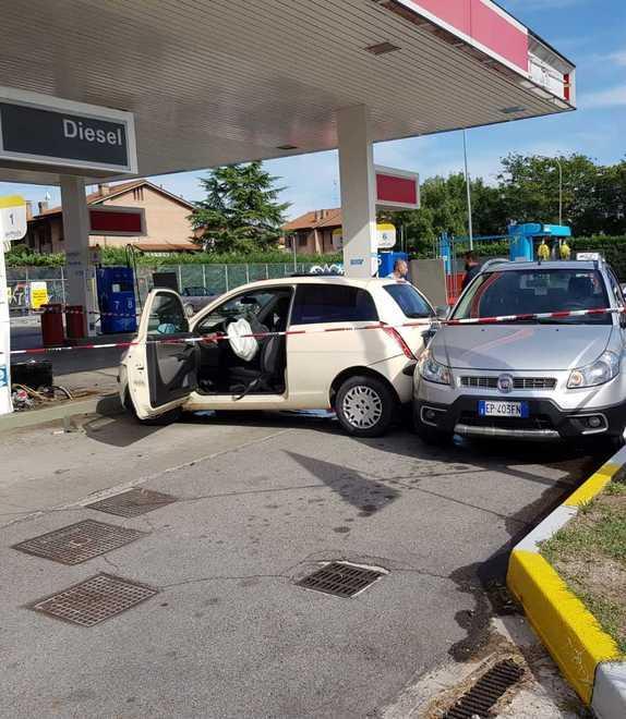 Con l’auto sbatte contro l’erogatore del gasolio