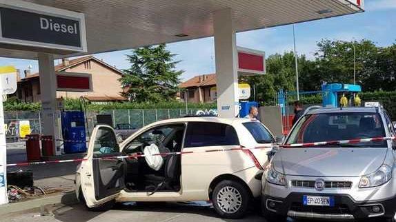 Con l’auto sbatte contro l’erogatore del gasolio