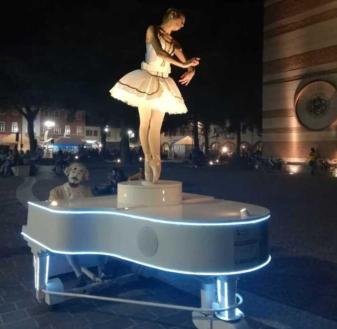 L’arte in piazza entusiasma Esordio positivo in Fiera 