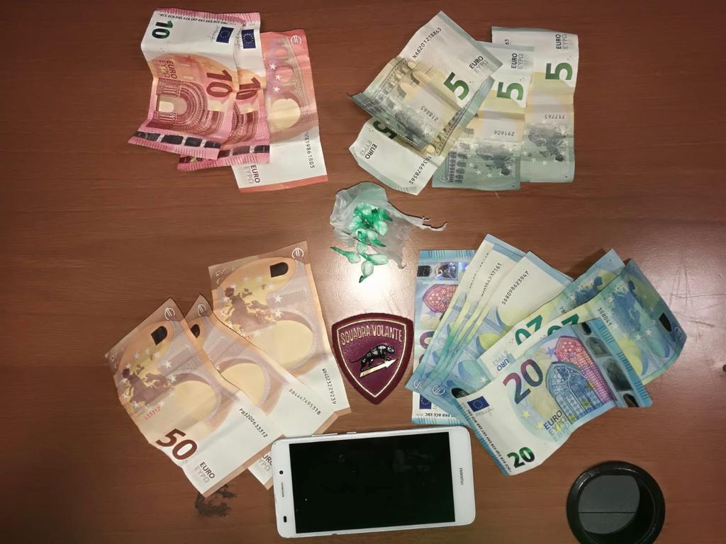 Nasconde la cocaina nella cintura dei pantaloni: denunciato