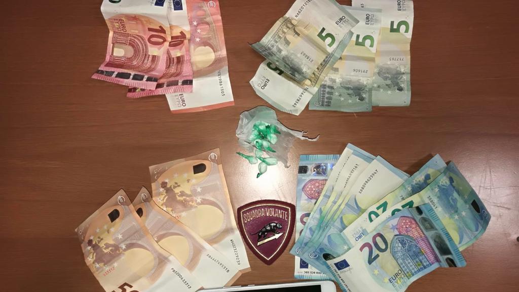 Nasconde la cocaina nella cintura dei pantaloni: denunciato