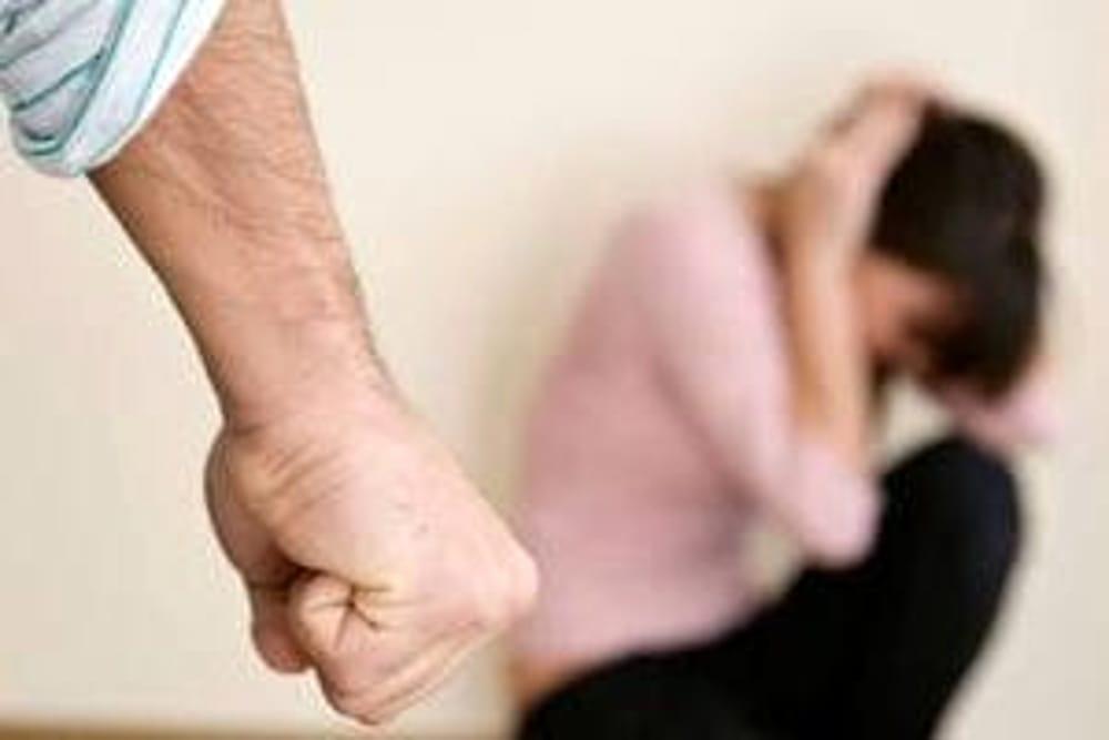 Novi, violenze a moglie e bambine: allontanato da casa
