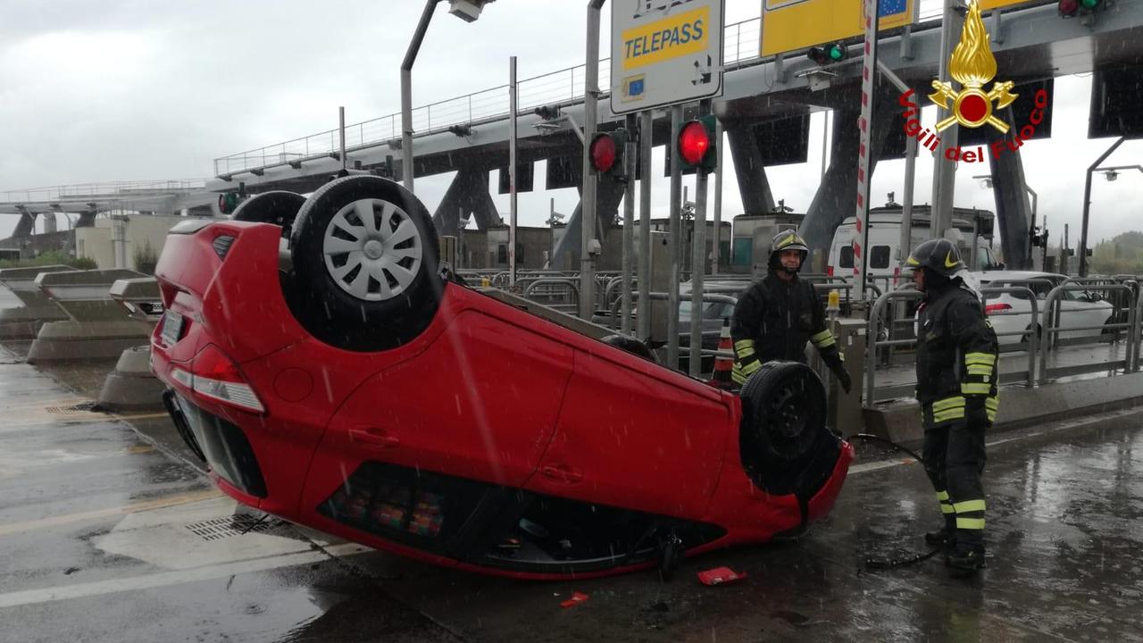 Auto si ribalta al casello, intervengono i vigili del fuoco