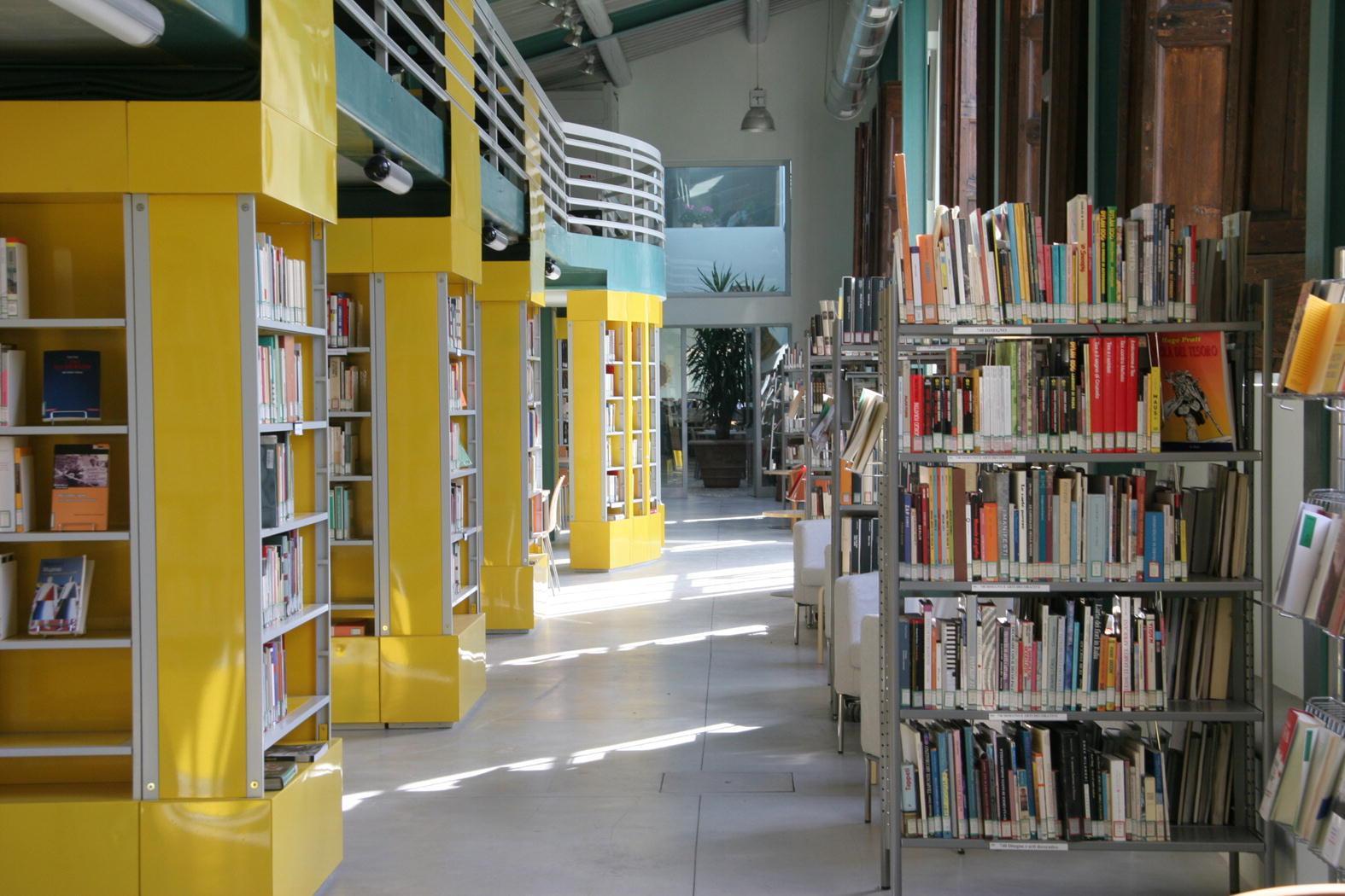 L'interno della biblioteca comunale di Montemurlo