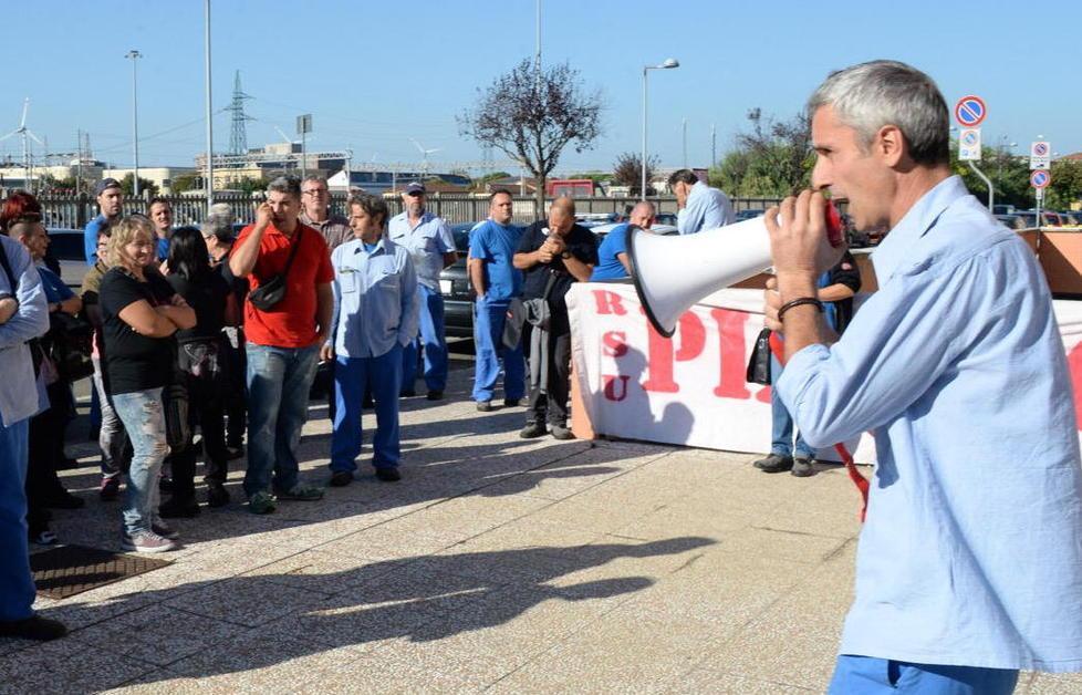 Massimo Cappellini col megafono durante una manifestazione di operai della Piaggio