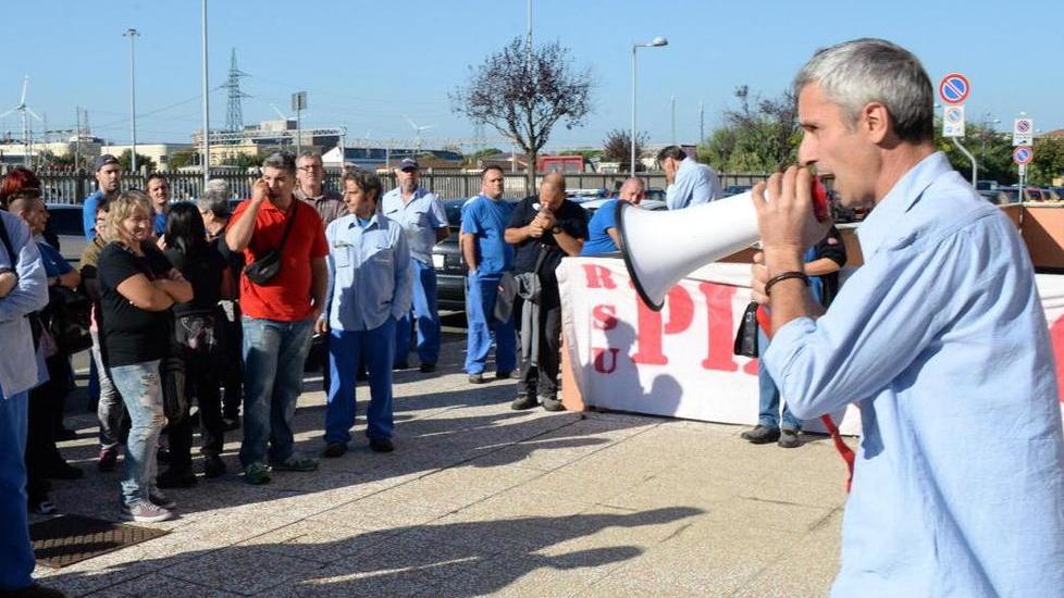 Massimo Cappellini col megafono durante una manifestazione di operai della Piaggio