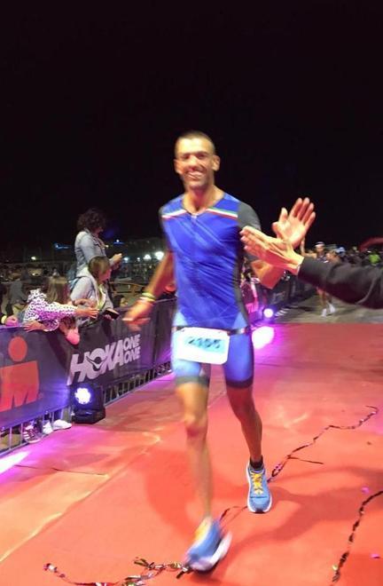 Nuoto, bicicletta e corsa in meno di 12 ore: Cristian Zanichelli diventa Ironman 