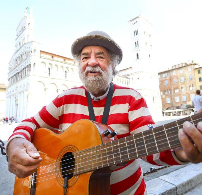 Gildo porta le ballate lucchesi negli angoli del centro storico 