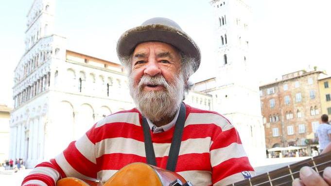 Gildo porta le ballate lucchesi negli angoli del centro storico