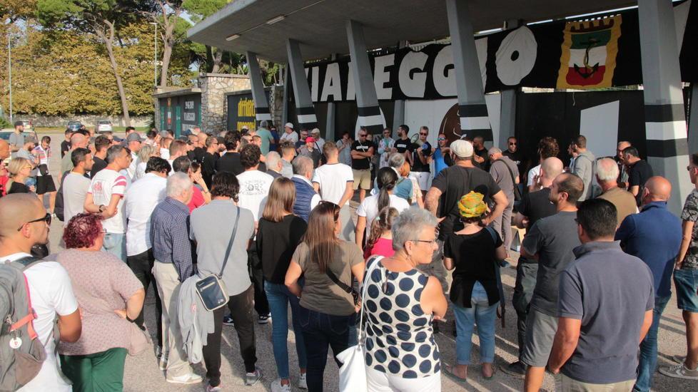 Presidio di tifosi e cittadini davanti allo stadio chiuso