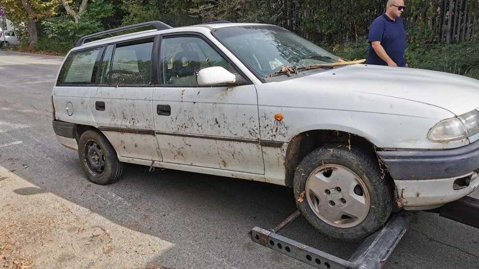 A San Martino spunta minidiscarica di auto