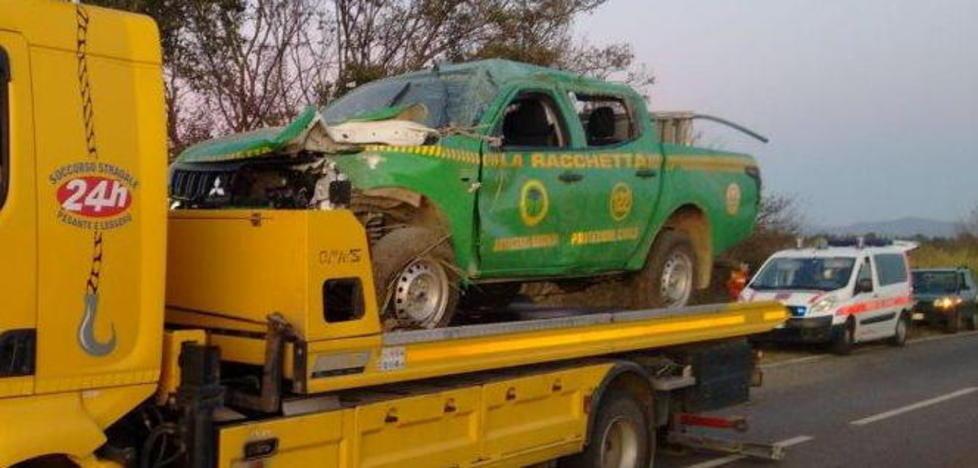 Vanno a spegnere un incendio e finiscono in fossa 