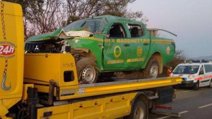 Vanno a spegnere un incendio e finiscono in fossa
