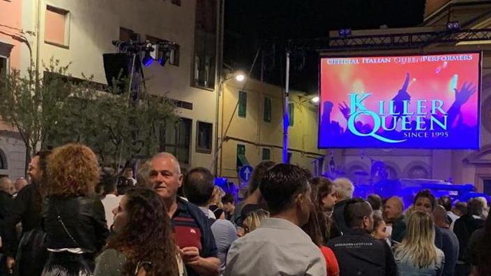 L’abbraccio di Pontedera al suo Riccardo Fogli La notte bianca richiama migliaia di persone