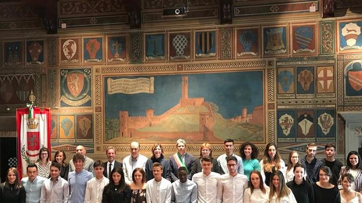 Grande festa in comune per gli studenti centisti negli istituti superiori