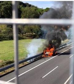 A fuoco due auto sulla A11