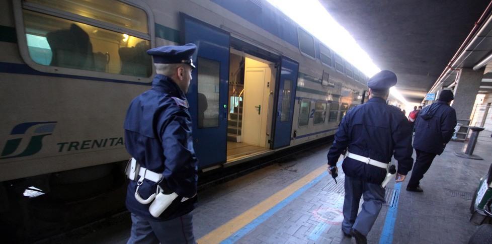 Attraversa i binari, fermato dalla polfer picchia cinque agenti