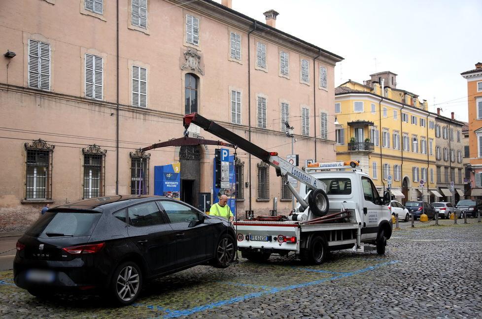 Modena. Piazza Sant’Agostino diventa pedonale ma il “debutto” è tra multe e rimozioni 