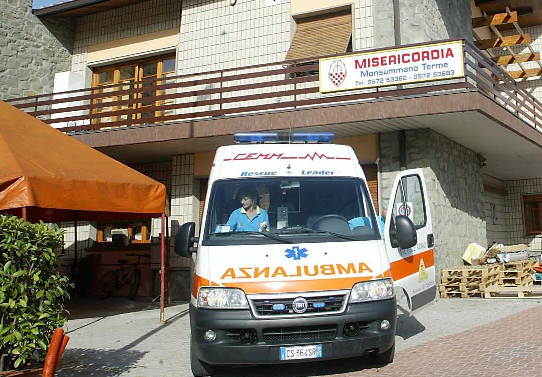 L'ambulanza della Misericordia di Monsummano intervenuta nel luogo della tragedia