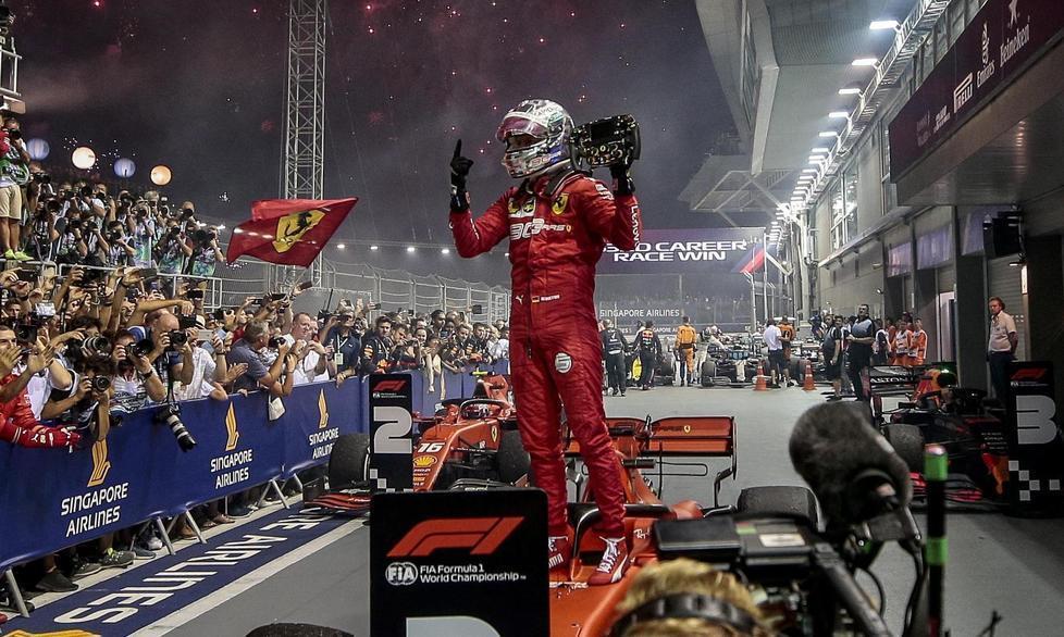 Sebastian Vettel, 32 anni, esulta dopo il successo di ieri sul circuito di Singapore alla guida della Ferrari. Un riscatto inatteso dopo le critiche per la pessima prova di due settimane fa a Monza