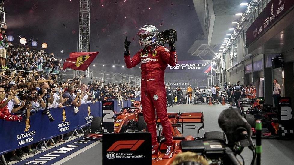 Sebastian Vettel, 32 anni, esulta dopo il successo di ieri sul circuito di Singapore alla guida della Ferrari. Un riscatto inatteso dopo le critiche per la pessima prova di due settimane fa a Monza