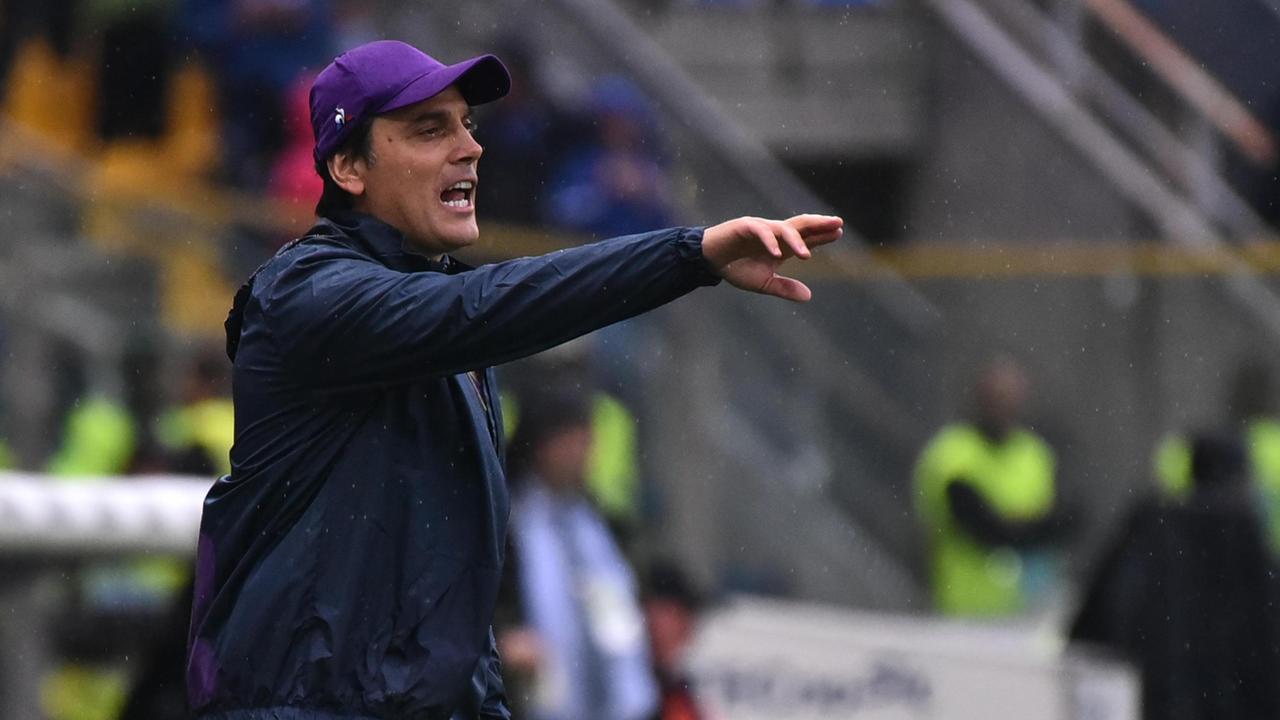 Vincenzo Montella, tecnico della Fiorentina, mentre impartisce gli ordini