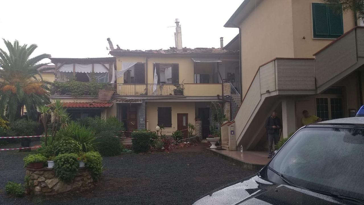 Esplode una villetta nel Livornese, gravissima una famiglia - Video