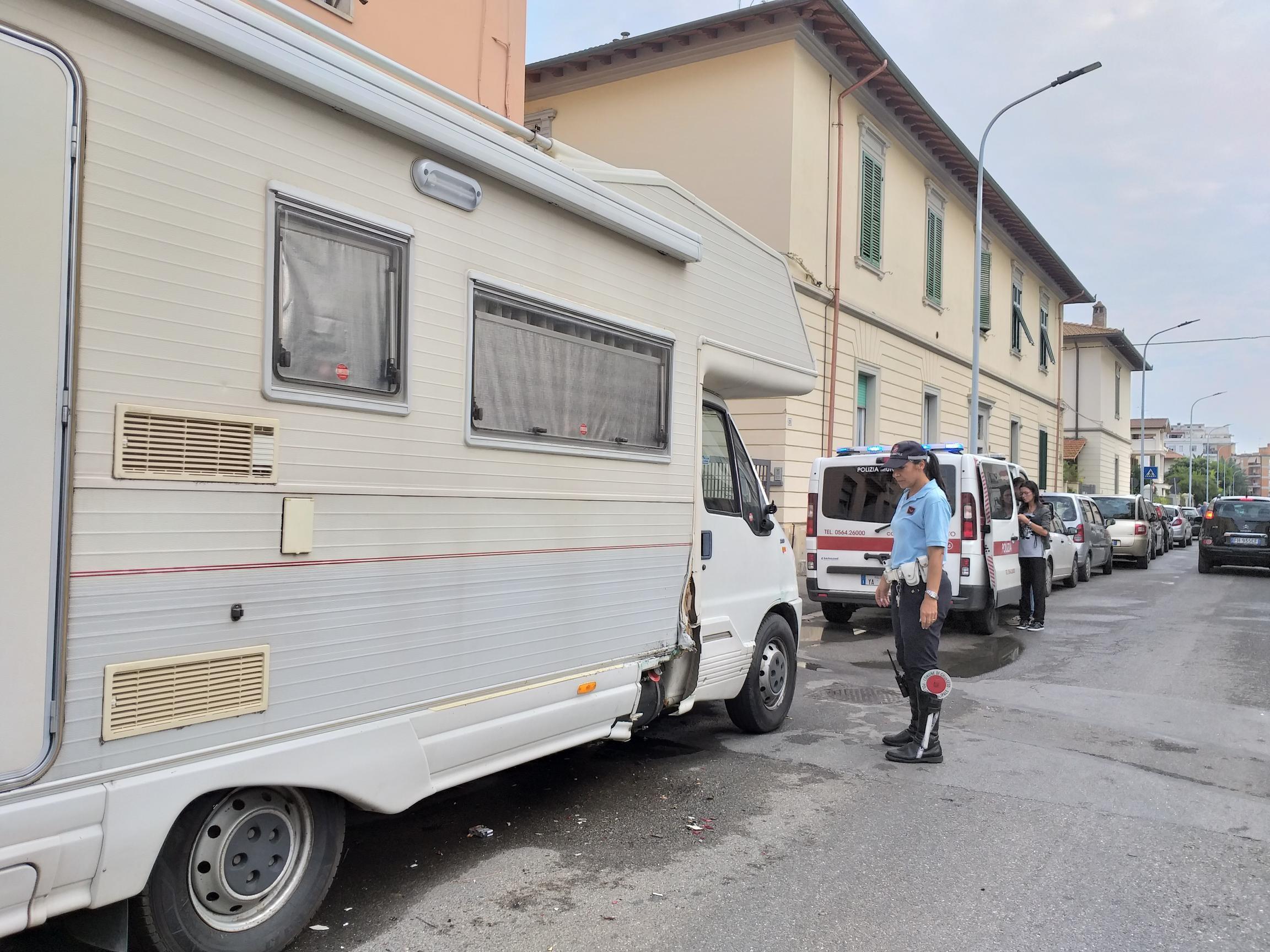 Il camper danneggiato e la polizia municipale che fa i rilievi