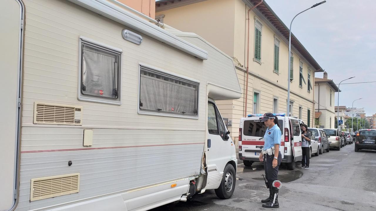 Il camper danneggiato e la polizia municipale che fa i rilievi