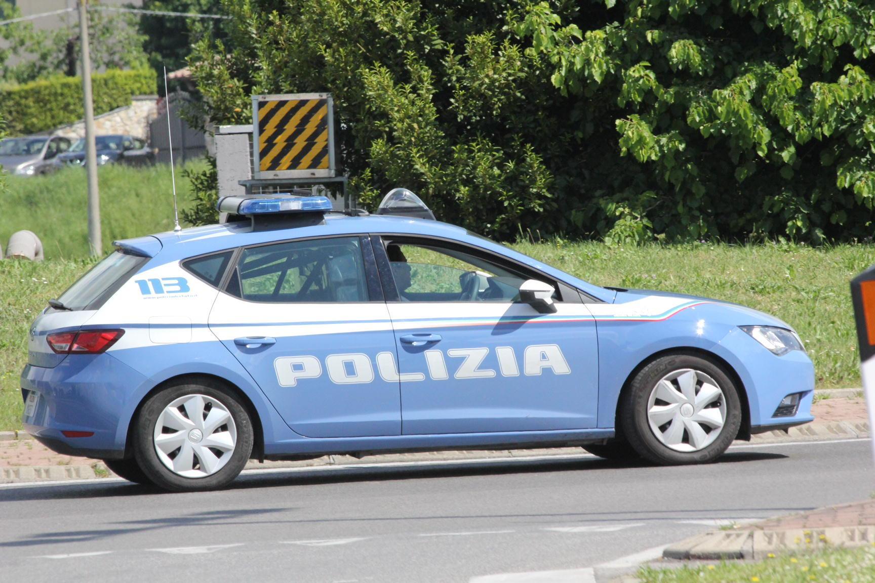 Si denuda e minaccia gli agenti che gli trovano la droga