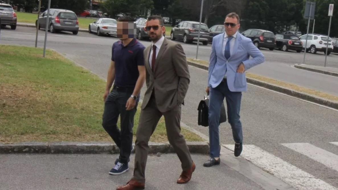 Il marito della donna mentre entra in tribunale accompagnato dagli avvocati durante la prima udienza del processo