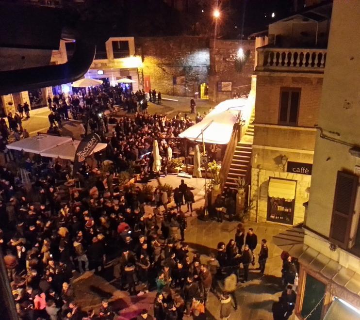Guarda una ragazza e il fidanzato lo colpisce, scoppia la lite in piazza 