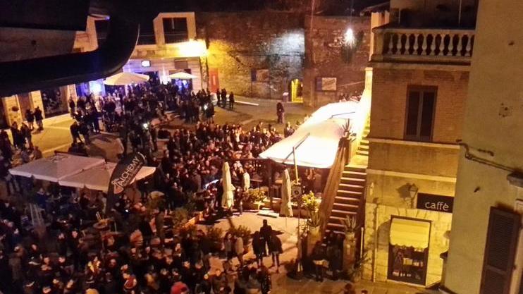 Guarda una ragazza e il fidanzato lo colpisce, scoppia la lite in piazza