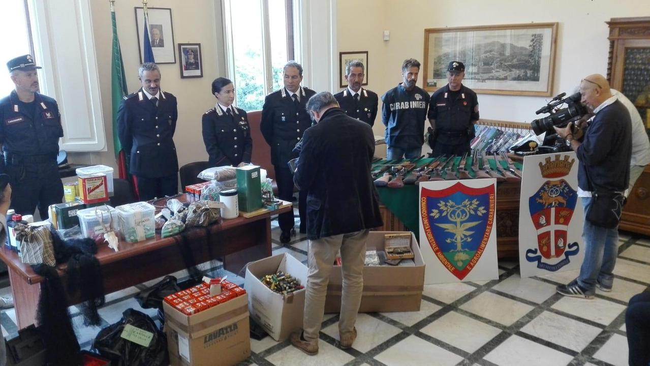 Arsenale di armi e munizioni in casa: denunciato