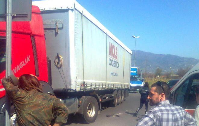 Grave cicloamatore che finisce sotto un camion