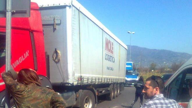 Grave cicloamatore che finisce sotto un camion