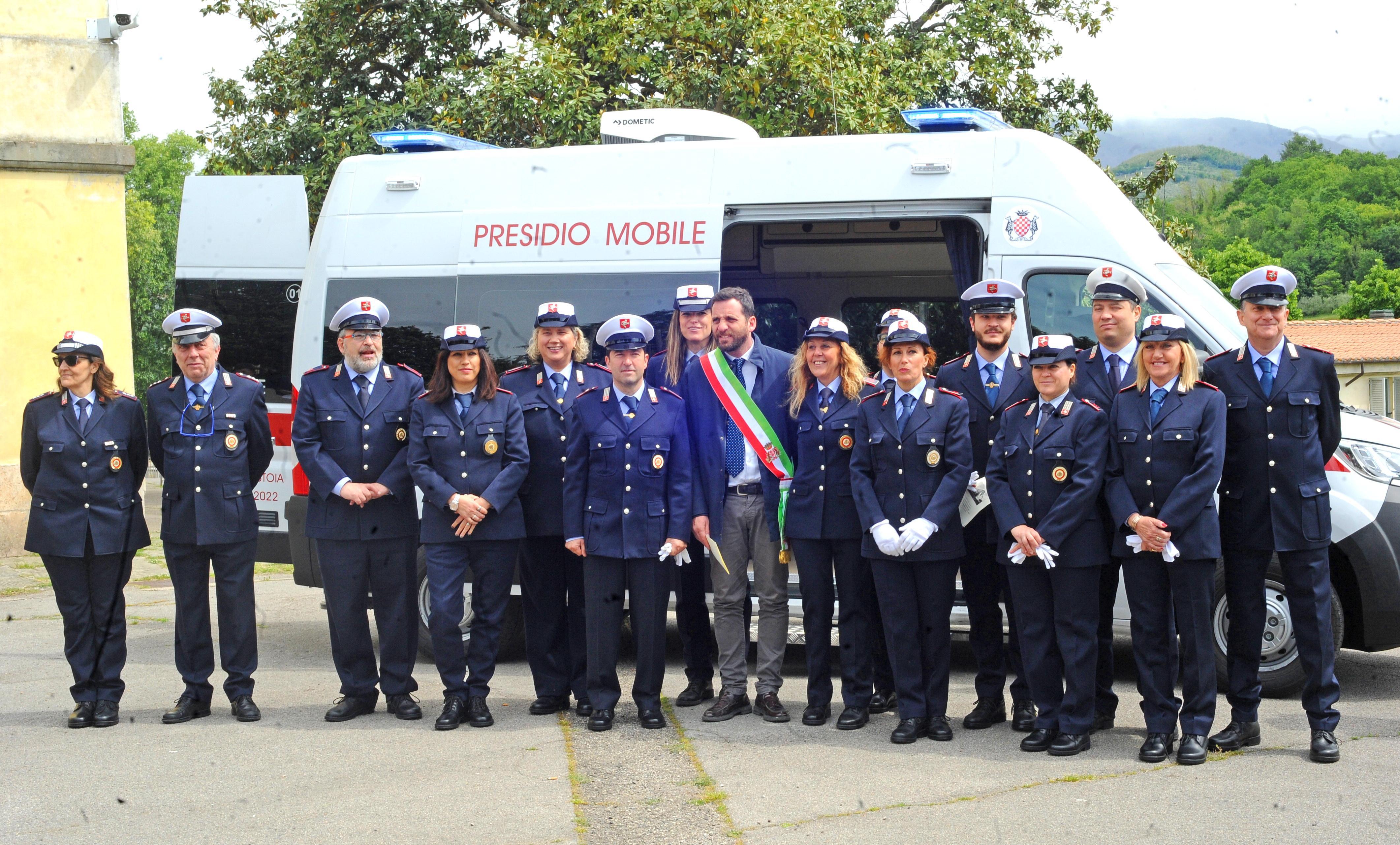 Il sindaco Tomasi insieme ad un gruppo di agenti di polizia municipale