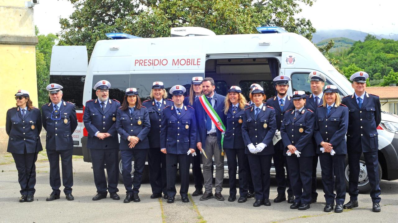 Il sindaco Tomasi insieme ad un gruppo di agenti di polizia municipale
