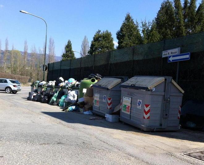 Allarme igiene la raccolta dei rifiuti rimane bloccata 