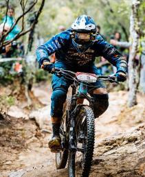 Settantenne cade durante gara di enduro