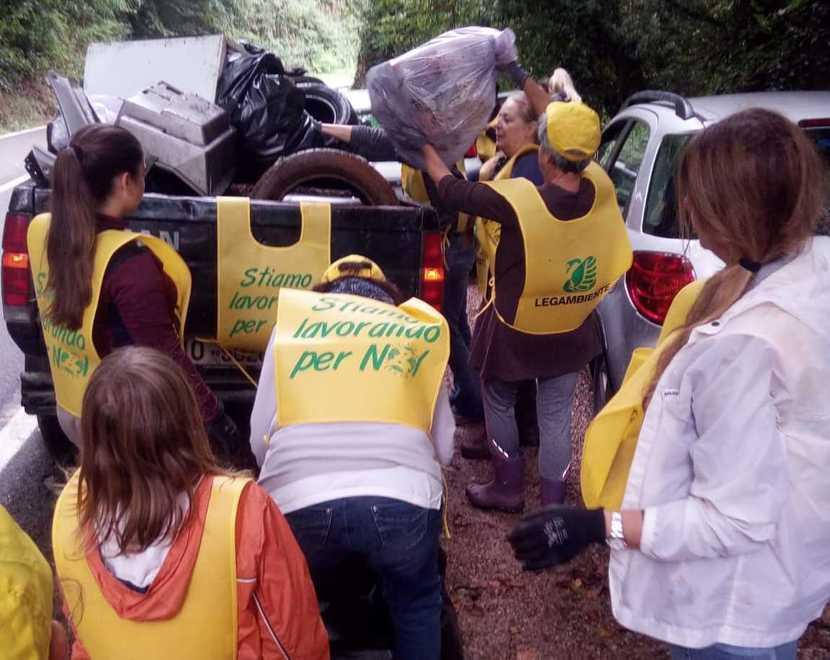 Puliamo i fiumi e Consorzio 6 I volontari sfidano la pioggia 