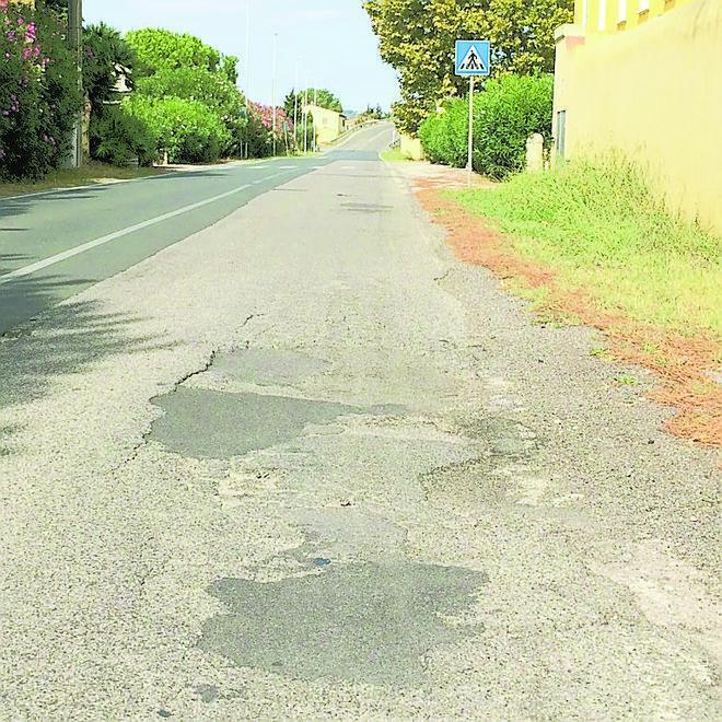 Villa Graziani, buche stradali oltre il muro di cinta