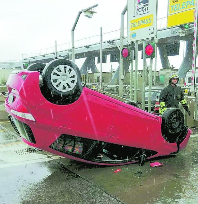 Auto ribaltata al casello Guidatrice incolume