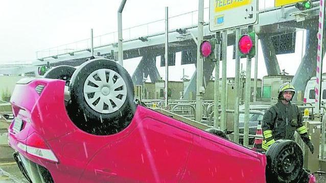 Auto ribaltata al casello Guidatrice incolume
