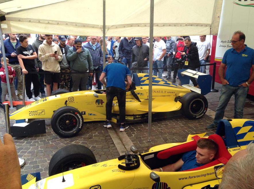 Il rombo della “rossa” in centro a Cascina per la festa dei trent’anni del Ferrari Club